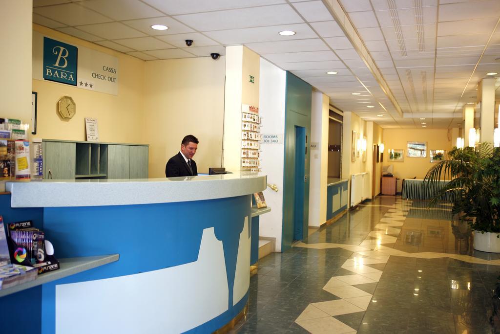 Hotel Bara Junior Budapest Luaran gambar