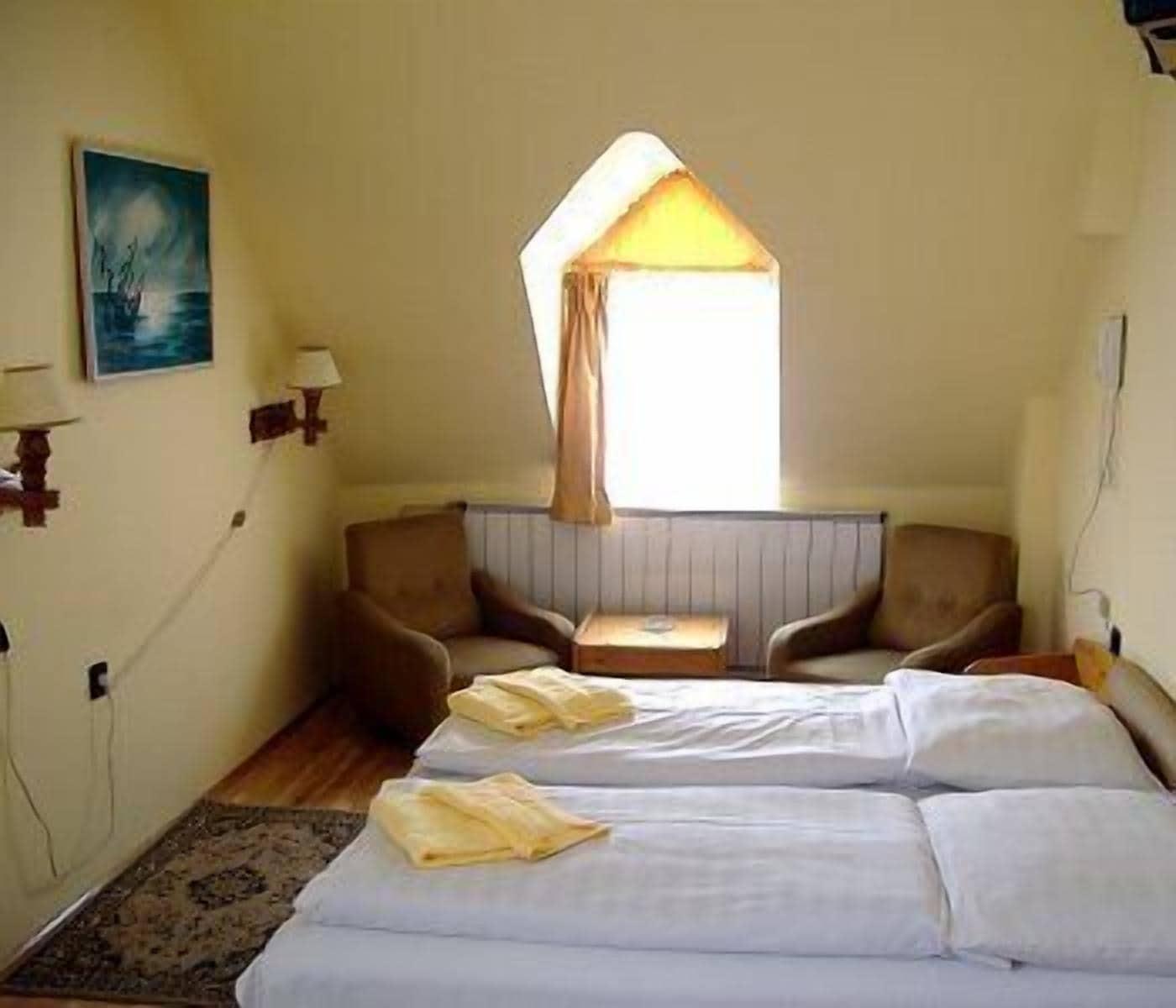 Hotel Bara Junior Budapest Luaran gambar