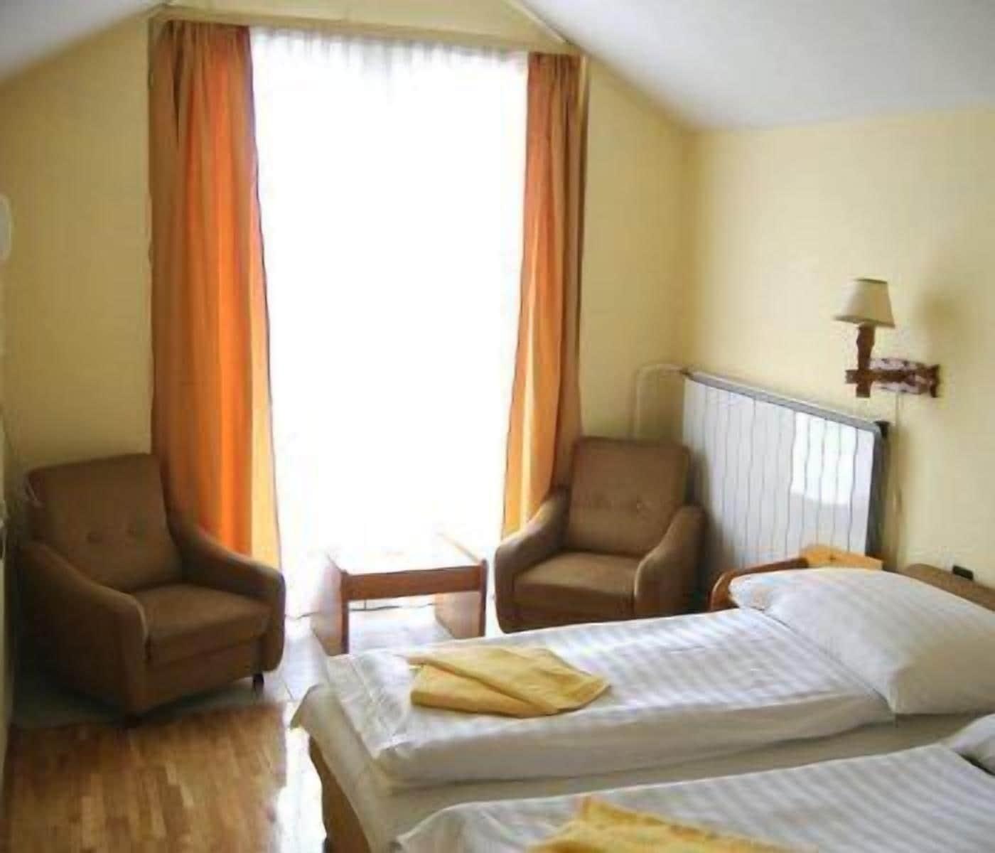Hotel Bara Junior Budapest Luaran gambar