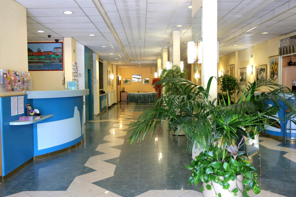 Hotel Bara Junior Budapest Luaran gambar